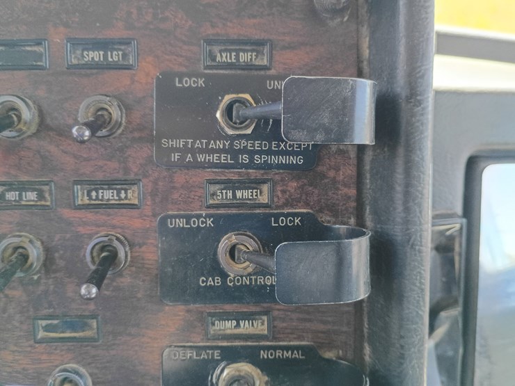1990-peterbilt-379-image-48