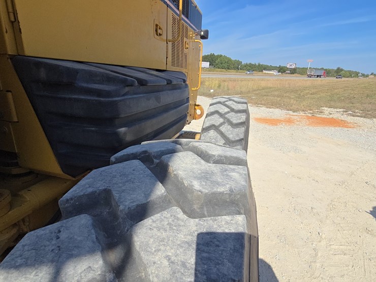 2005-caterpillar-12h-image-92