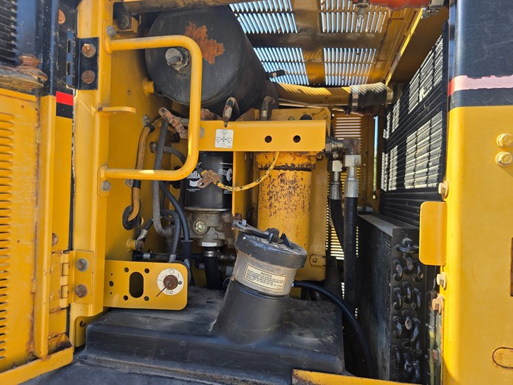 2005-caterpillar-12h-image-53