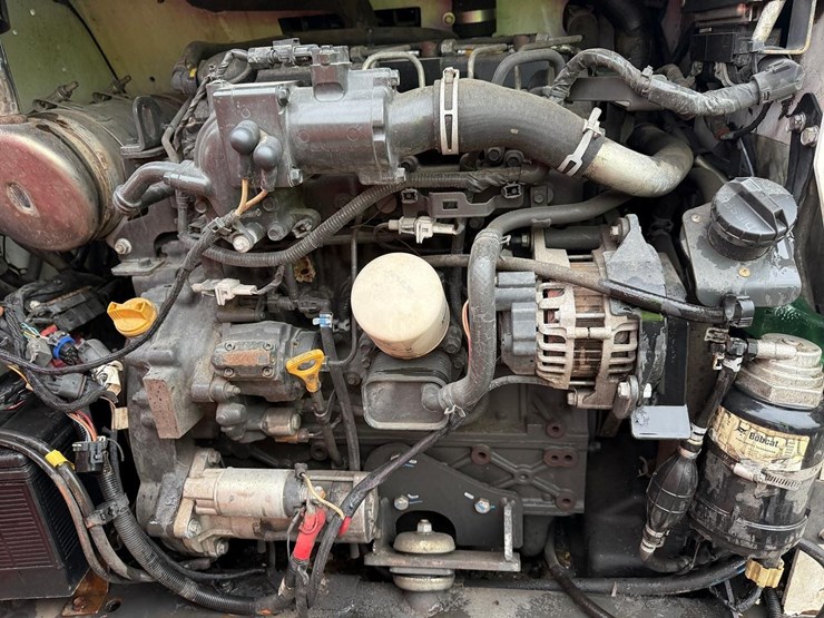 2018-bobcat-t740-image-16