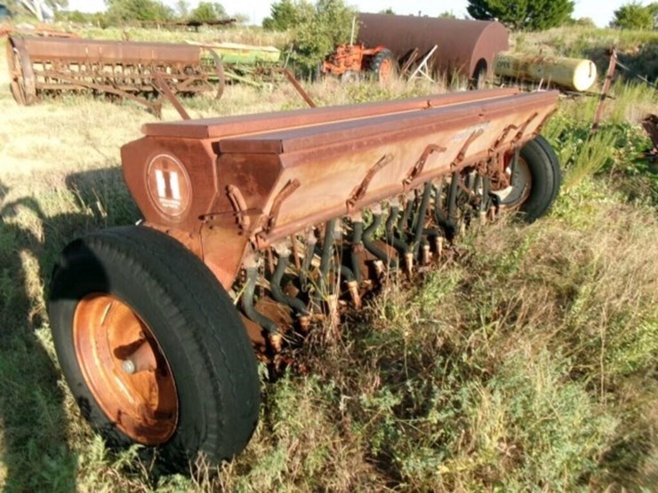 drill,-international-harvestor-16-hole-image-2