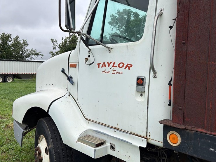 international-8300-6x4-semi-grain-truck-image-43
