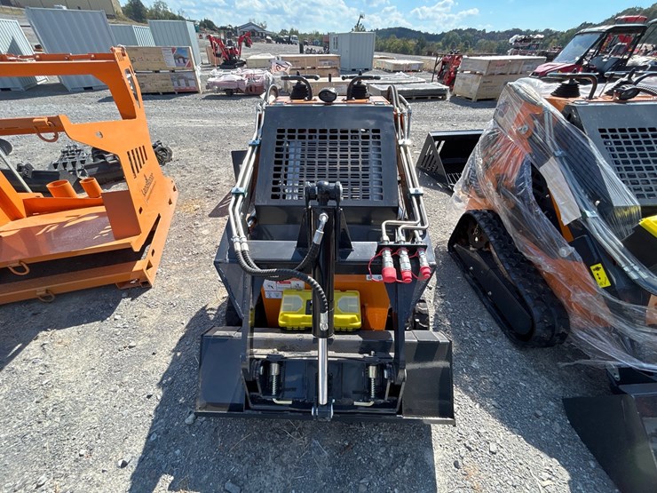 #72-•-landhonor-ht380q1-mini-track-skid-steer-image-2