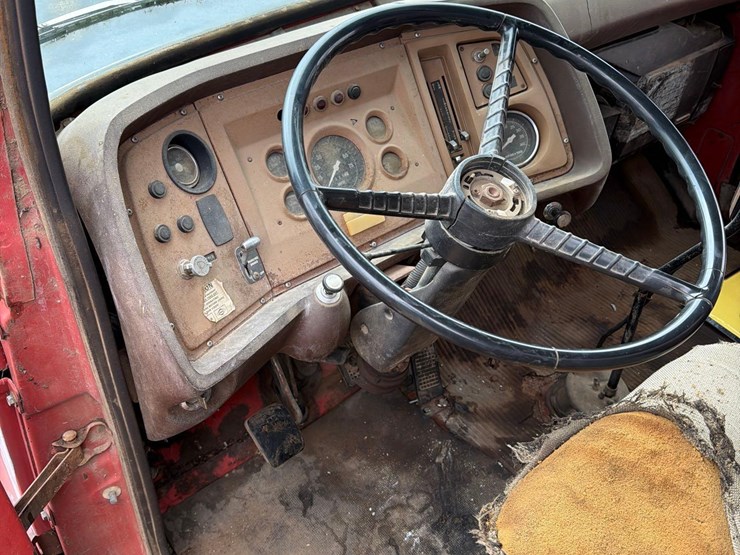 1980-ford-8000-image-62