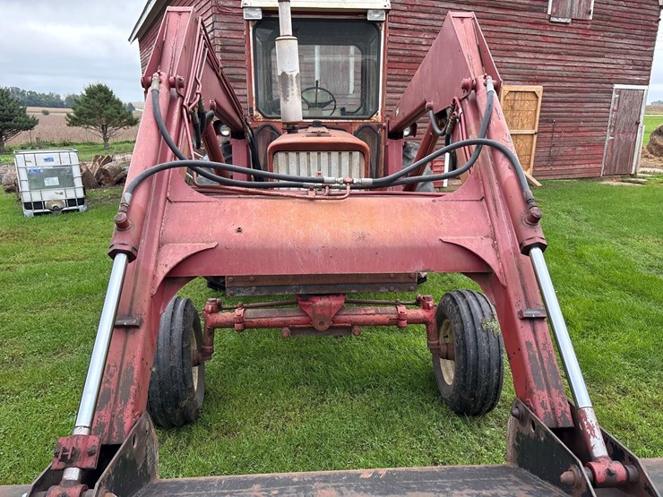 farmall-706-tractor-with-case-2355-loader-image-13