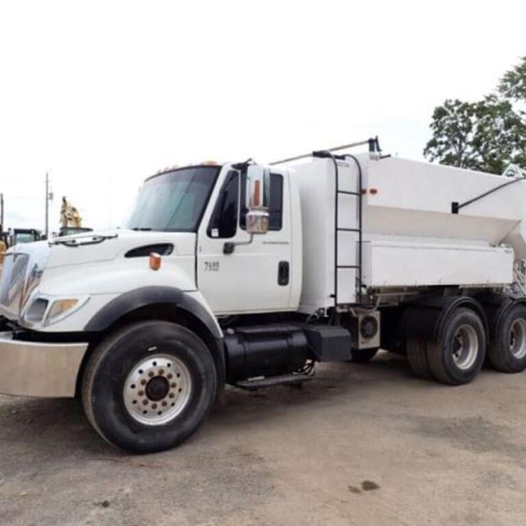2005 INTERNATIONAL 7400