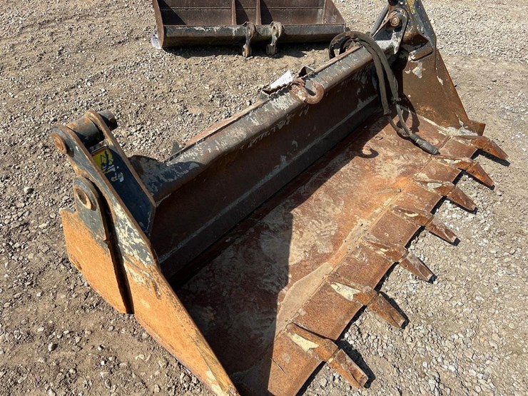 caterpillar-74”-4-1-skid-steer-bucket-image-4