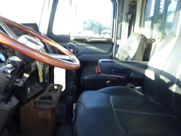 1995-peterbilt-357-image-44