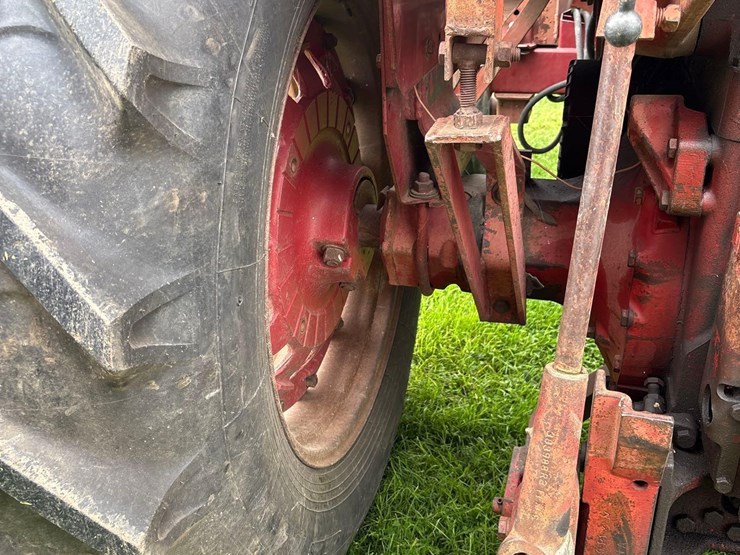 farmall-706-tractor-with-case-2355-loader-image-23
