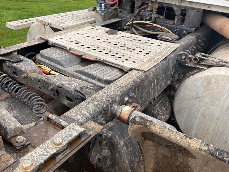 2005-sterling-9500-semi-tractor-image-25