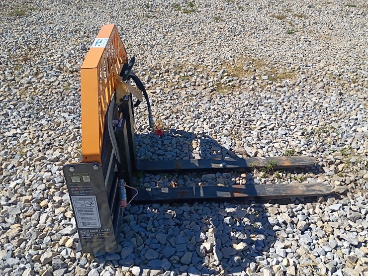 #27022-•-wolverine-hydraulic-pallet-forks-skid-steer-attachment-image-4