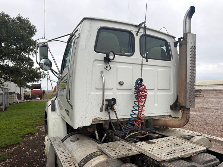 2005-sterling-9500-semi-tractor-image-33