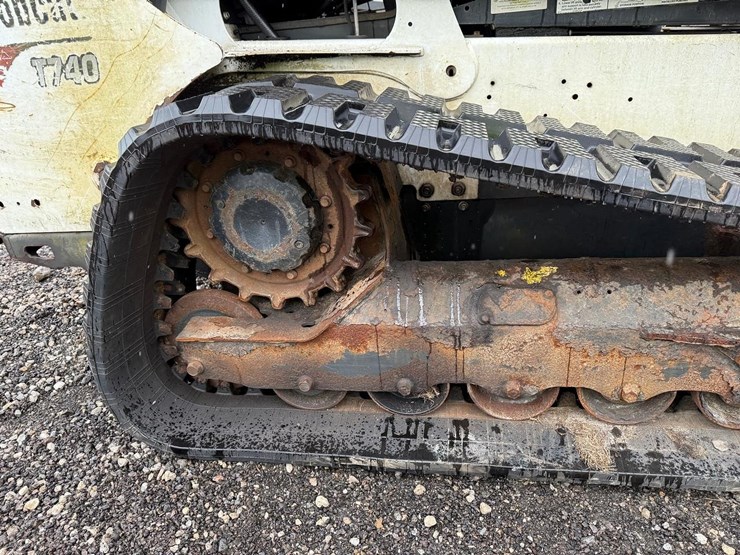 2018-bobcat-t740-image-14