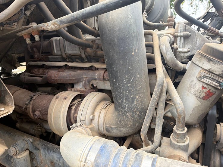 2005-sterling-9500-semi-tractor-image-71