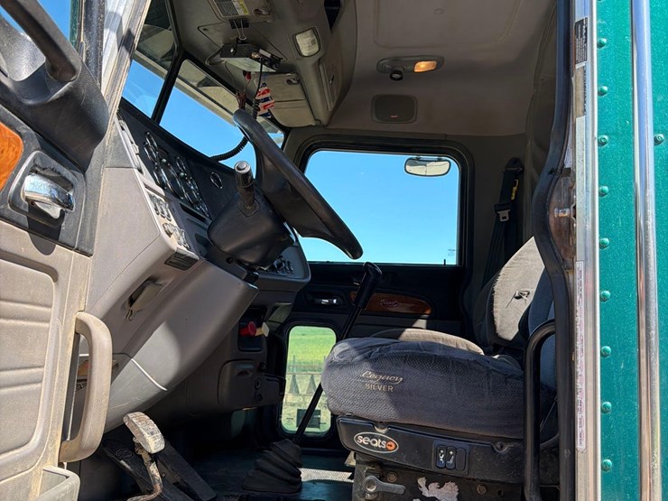 2011-peterbilt-386-image-42