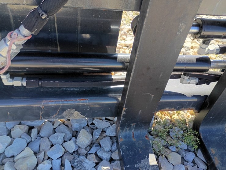 #27022-•-wolverine-hydraulic-pallet-forks-skid-steer-attachment-image-6