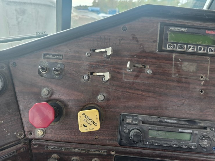1999-freightliner-fld112-image-44