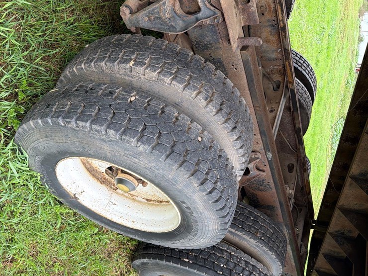 international-8300-6x4-semi-grain-truck-image-24