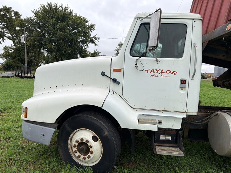 international-8300-6x4-semi-grain-truck-image-30