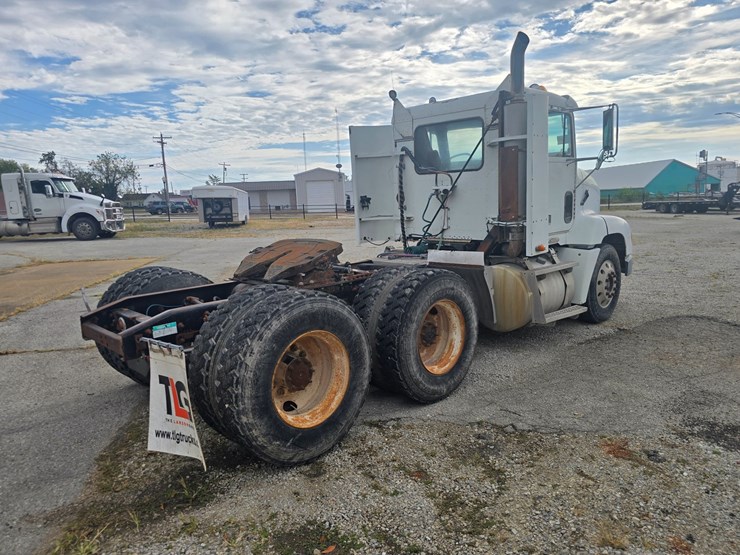 1999-freightliner-fld112-image-11