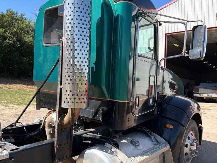 2011-peterbilt-386-image-22