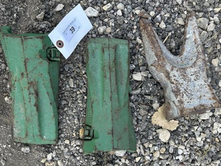 #39-•-(3)-skid-steer/-excavator-bucket-teeth-image-1