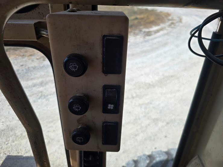 2005-caterpillar-12h-image-73