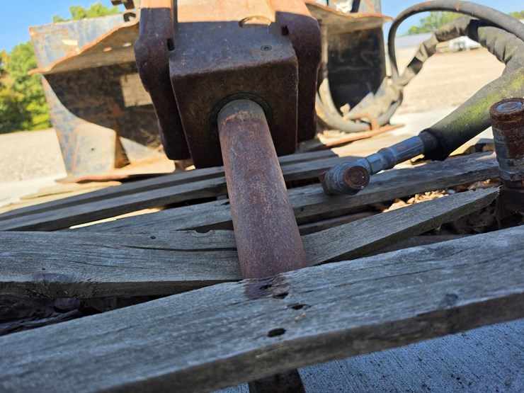 #25330-•-bobcat-breaker-skid-steer-attachment-image-8