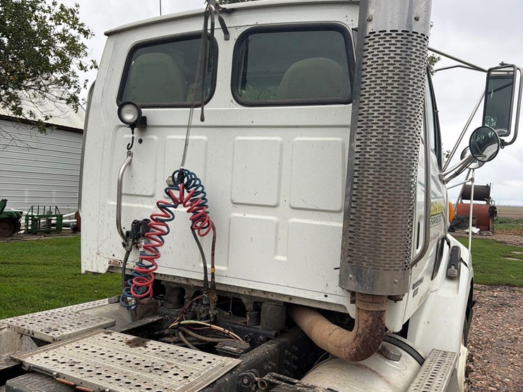 2005-sterling-9500-semi-tractor-image-23