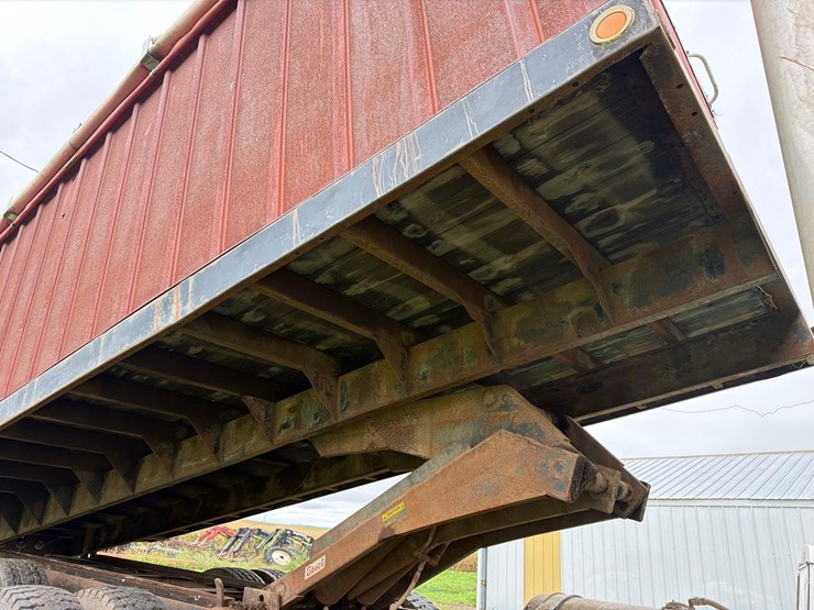 international-8300-6x4-semi-grain-truck-image-9