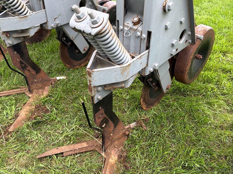 hiniker-8row-3pt-field-cultivator-image-15