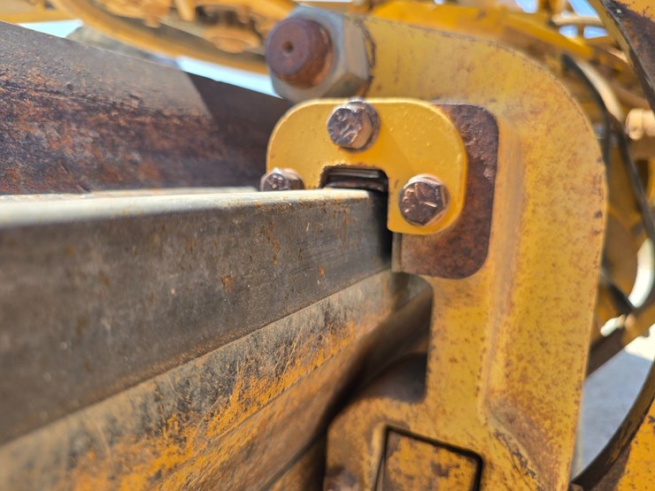 2005-caterpillar-12h-image-30