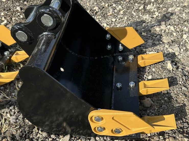 #262-•-mini-excavator-15"-toothed-bucket-image-2