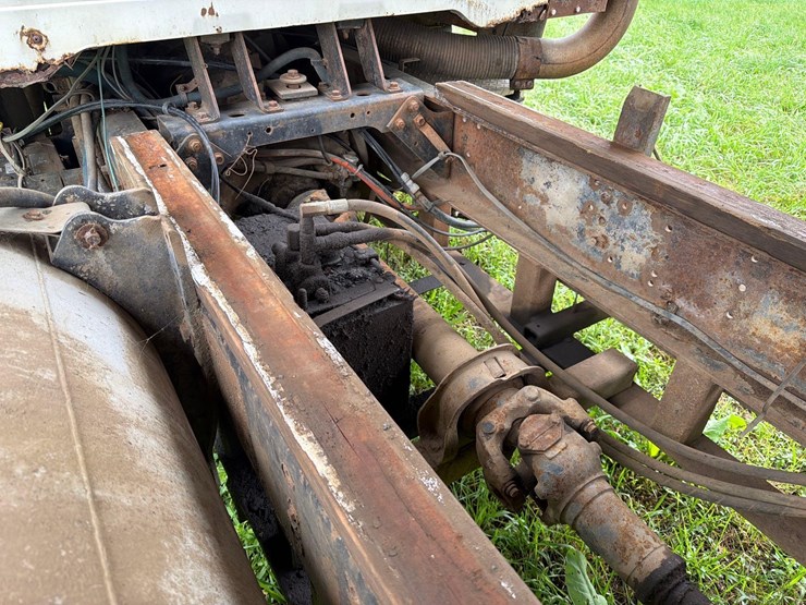 international-8300-6x4-semi-grain-truck-image-32
