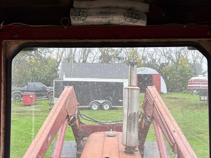 farmall-706-tractor-with-case-2355-loader-image-30