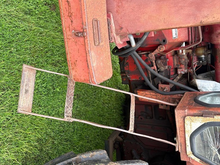 farmall-706-tractor-with-case-2355-loader-image-7