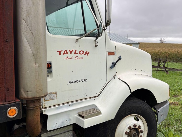 international-8300-6x4-semi-grain-truck-image-61