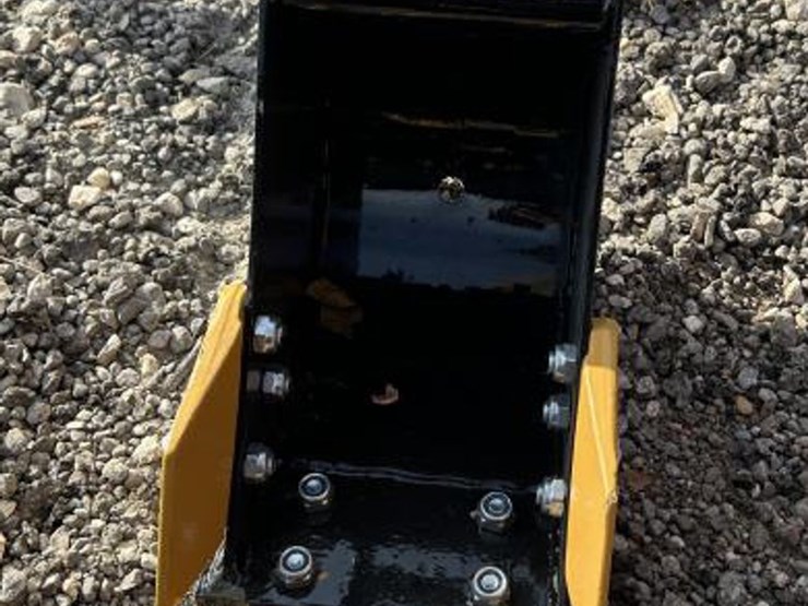 #259-•-mini-excavator-8"-toothed-bucket-image-1
