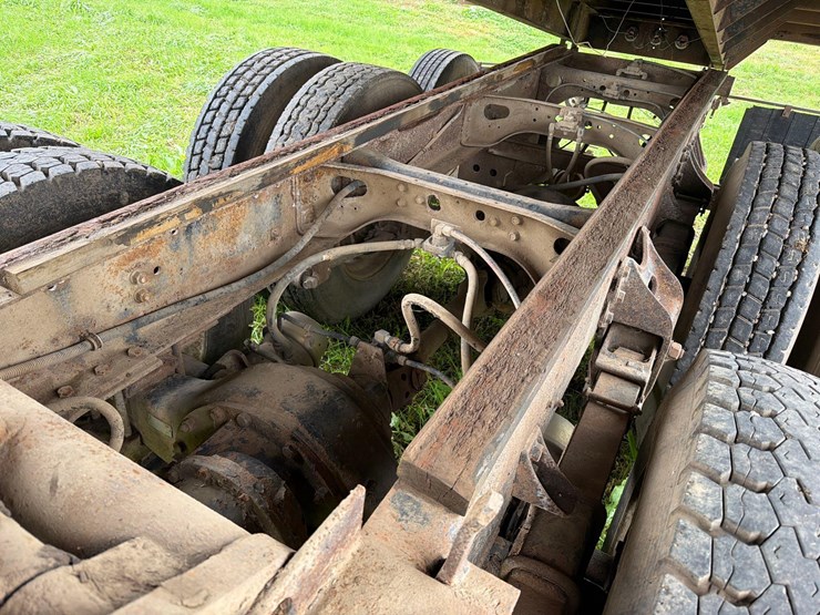 international-8300-6x4-semi-grain-truck-image-25
