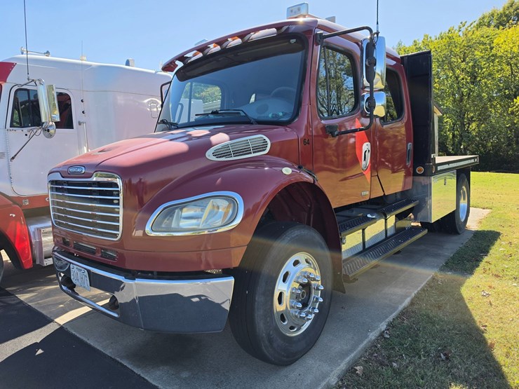 2007-freightliner-m2-106-image-1