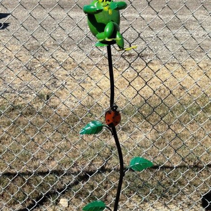 #33 • Metal Art - Frog w/Umbrella & Flowers on