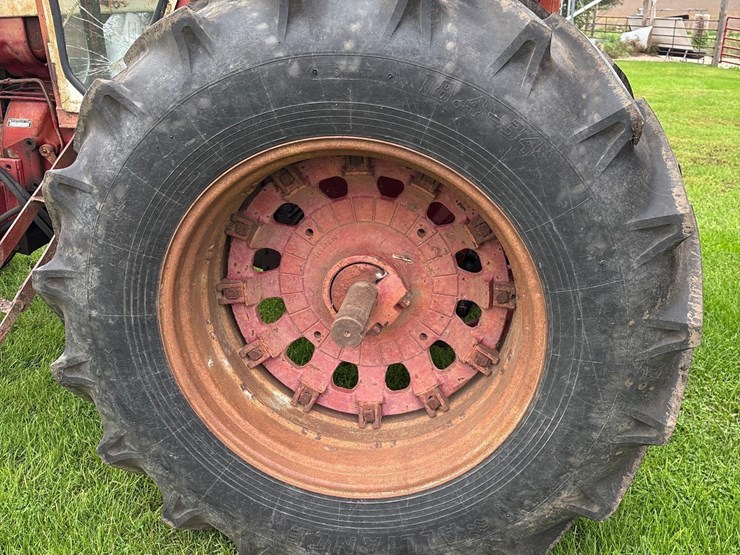 farmall-706-tractor-with-case-2355-loader-image-5