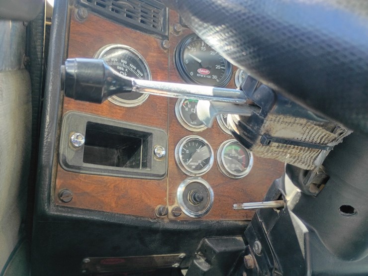 1990-peterbilt-379-image-55