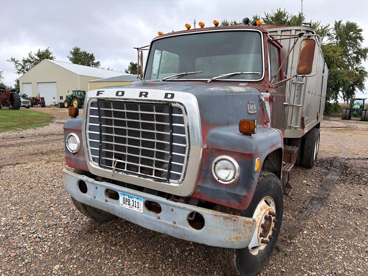 1980-ford-8000-image-41