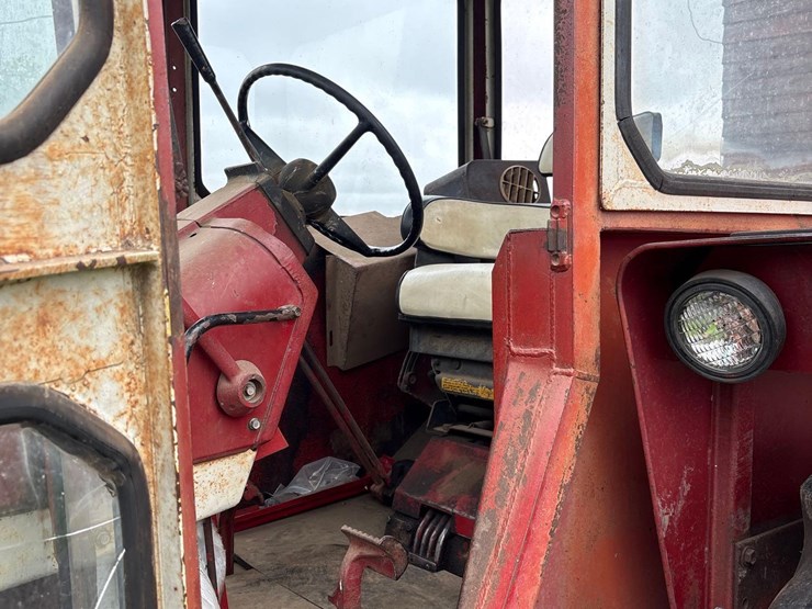 farmall-706-tractor-with-case-2355-loader-image-25