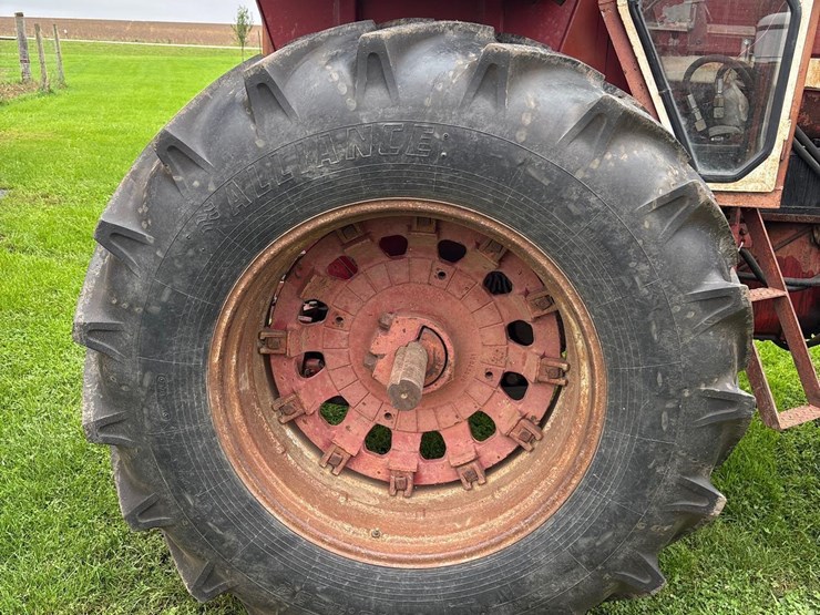farmall-706-tractor-with-case-2355-loader-image-19