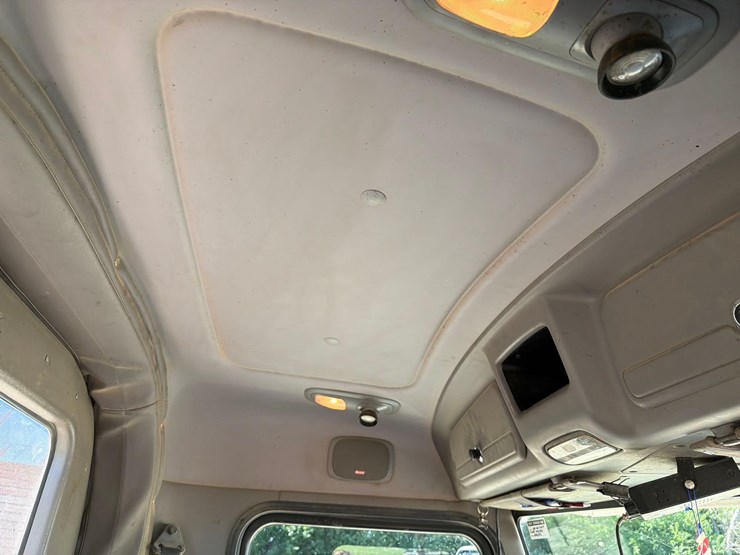 2011-peterbilt-386-image-62