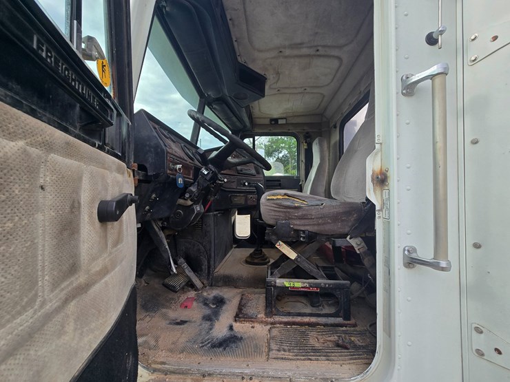 1999-freightliner-fld112-image-39