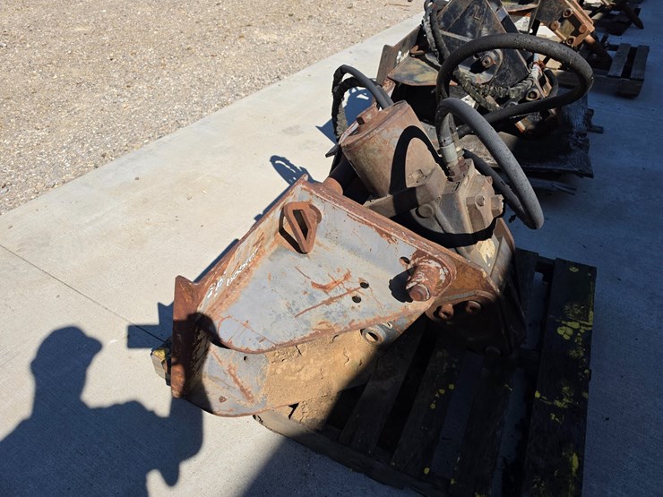 #25332-•-bobcat-breaker-skid-steer-attachment-image-2