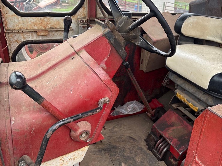farmall-706-tractor-with-case-2355-loader-image-27